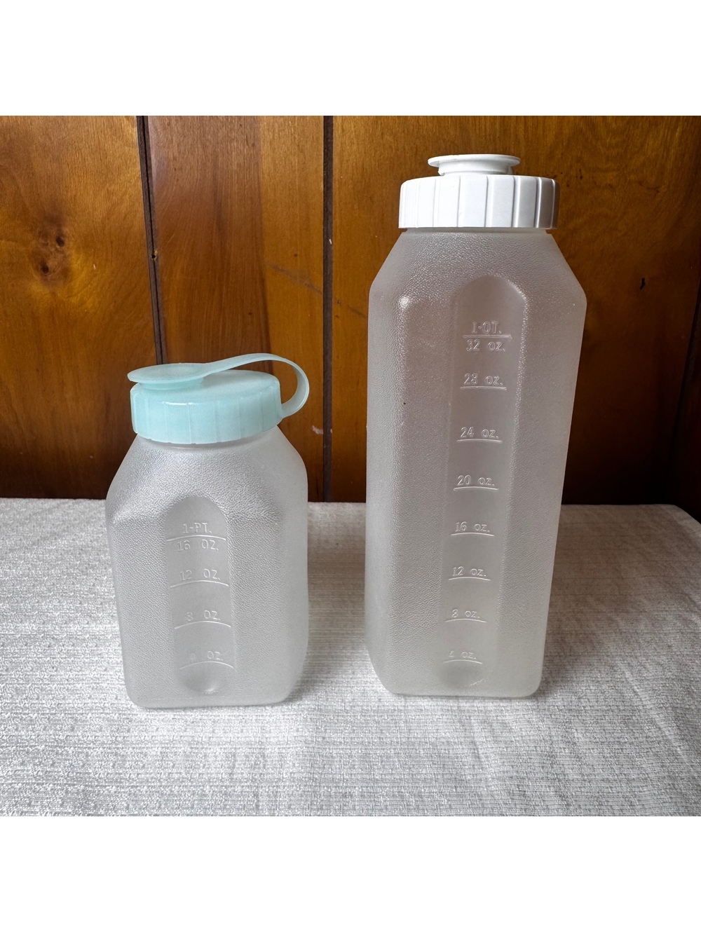 Vintage Rubbermaid Measuring Bottle Set 1 Pint & 1 Quart Plastic Containers